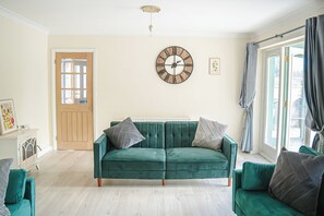 Living area - Spacious 4 Bed 2.5 Bath House - Parking- LongStays (Redditch)