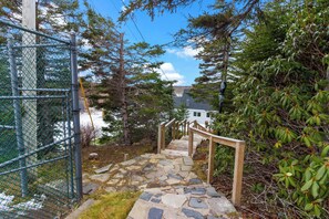 Property grounds - Peaceful 4BR 3BA Retreat Near Trails & Ferry (Portugal Cove-St. Philip's)