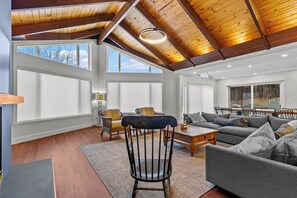 TV, fireplace - Peaceful 4BR 3BA Retreat Near Trails & Ferry (Portugal Cove-St. Philip's)