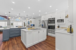 Fridge, microwave, oven, stovetop - Peaceful 4BR 3BA Retreat Near Trails & Ferry (Portugal Cove-St. Philip's)