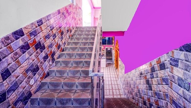 Eine Treppe mit gemusterten Fliesen, die zu einer Zwischenebene führt.