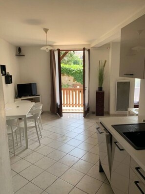 Fridge, microwave, oven, dishwasher - Appartement 40m² 1 chambre, parking et balcon (Aix-les-Bains)