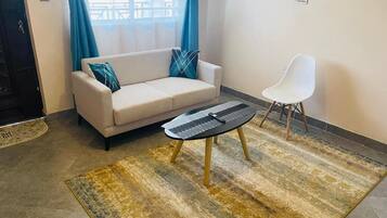 Departamento básico, balcón, vista a la colina | Área de sala de estar