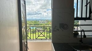 Una cucina con vista su un balcone e una piscina.