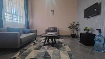 Căn hộ Deluxe, ban công, quang cảnh núi | Khu phòng khách | TV