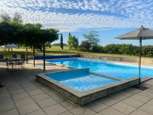 Spacious & stylish Lodge & Barn Getaway with private pool and 11-Acre Grounds