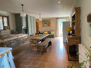 Interior - Spacious & stylish Lodge & Barn Getaway with private pool and 11-Acre Grounds (Saint-Ciers-sur-Bonnieure)