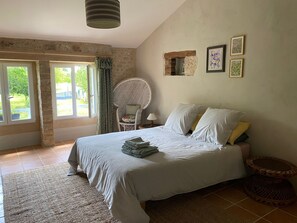 5 bedrooms, iron/ironing board, Internet, bed sheets - Spacious & stylish Lodge & Barn Getaway with private pool and 11-Acre Grounds (Saint-Ciers-sur-Bonnieure)