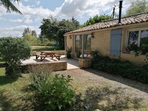 Outdoor dining - Spacious & stylish Lodge & Barn Getaway with private pool and 11-Acre Grounds (Saint-Ciers-sur-Bonnieure)