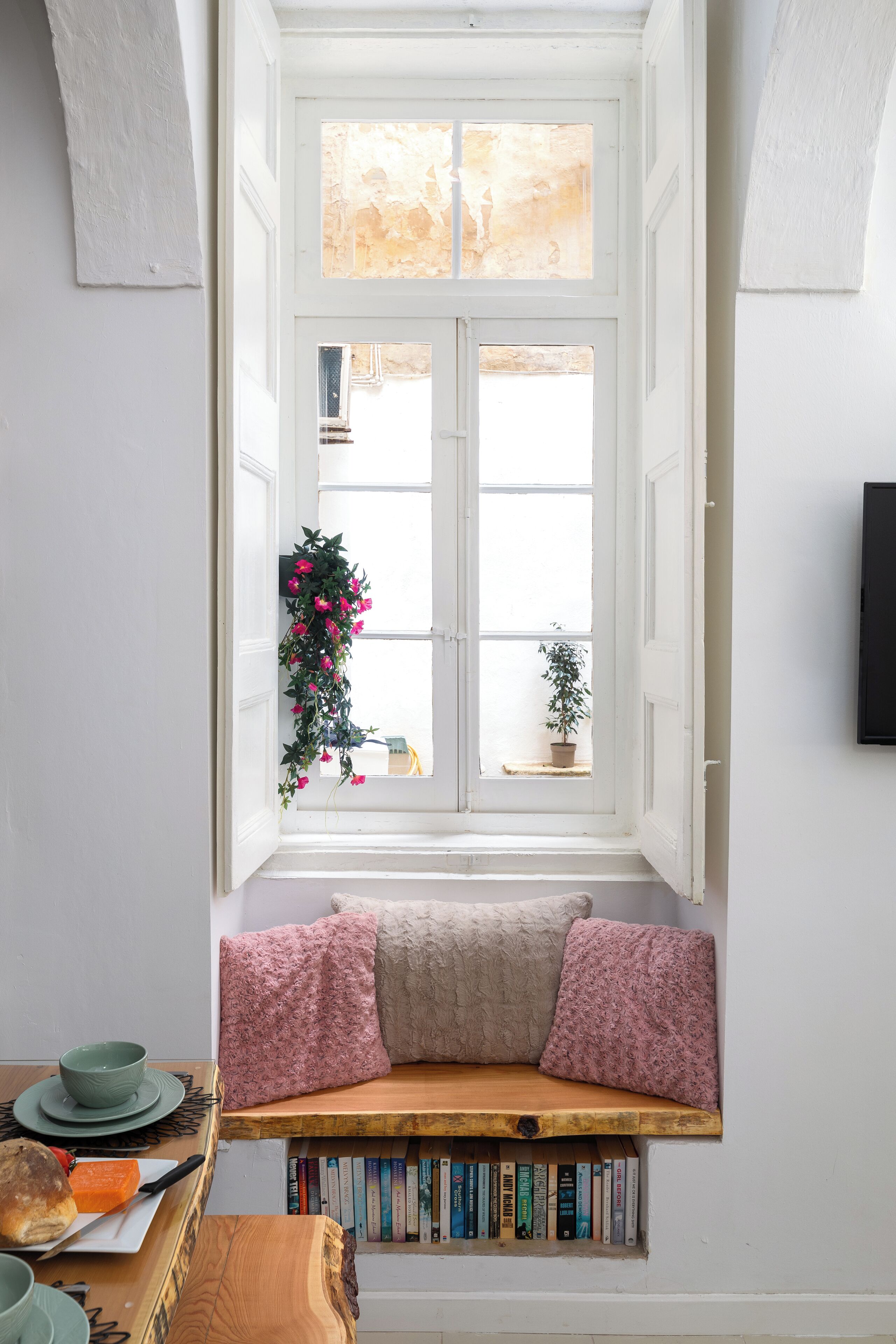 Apartment, 1 Queen Bed, City View | Interior