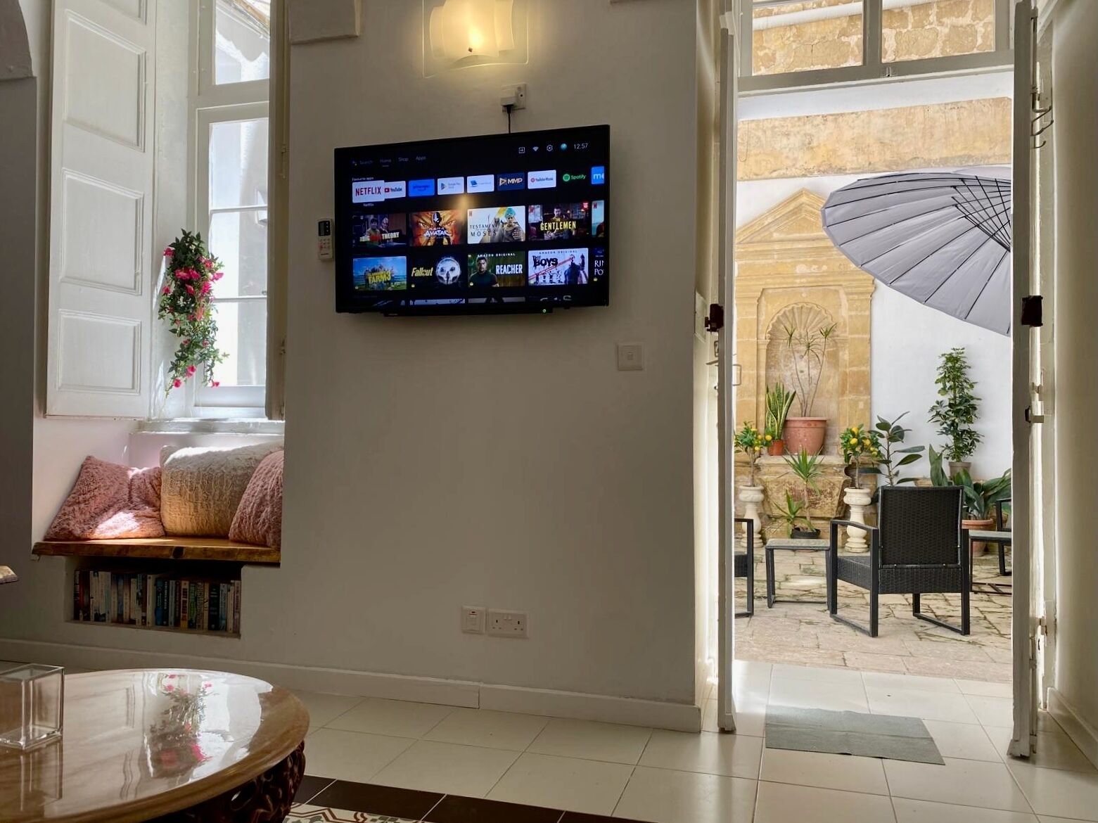 Apartment, 1 Queen Bed, City View | Living area