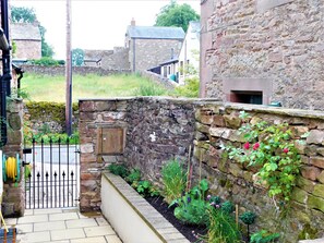 Property grounds - Charming 3 bedroom/3 bathroom cottage with log burner in Cumbria's Eden Valley. (Winton)