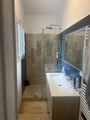 Towels, soap, toilet paper - Grande échope Bordeaux downtown (Bordeaux)