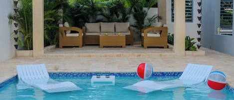 Una piscina al aire libre
