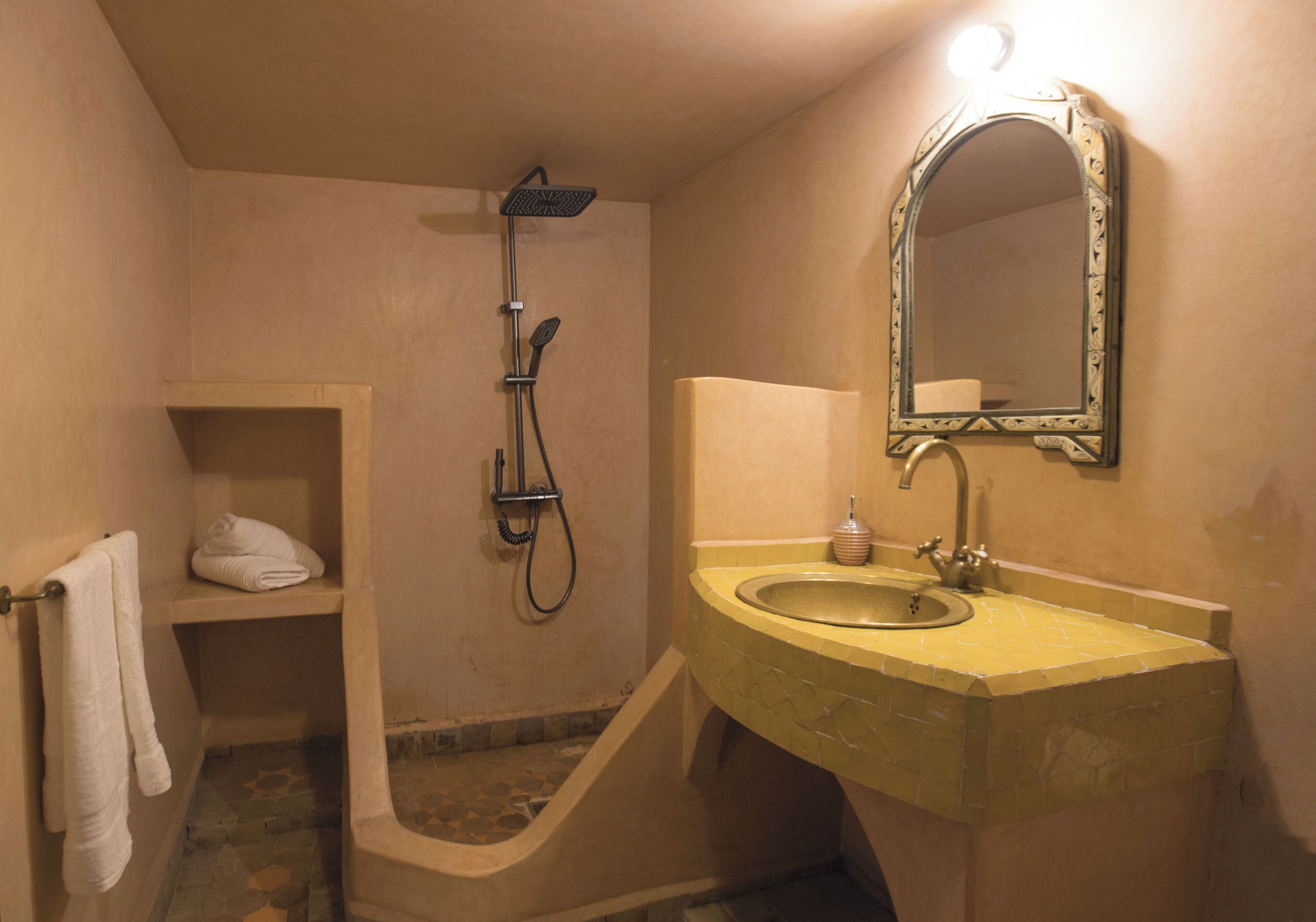 Kamar Quadruple Keluarga, pemandangan halaman | Kamar mandi | Perlengkapan mandi gratis, pengering rambut, handuk, dan sabun