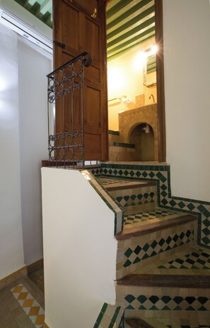 المنشأة من الداخل