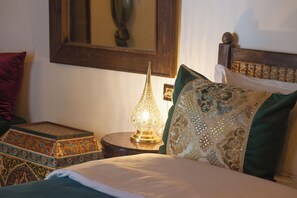 Quarto casal superluxo, sacada, vista para o pátio | Ferros/tábuas de passar roupa, Wi-Fi de cortesia