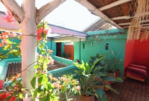 Chambre Confort double, balcon, vue sur la montagne | Terrain de l’hébergement 