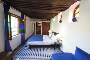 Quarto casal conforto, sacada, vista para a montanha | Ferros/tábuas de passar roupa, Wi-Fi de cortesia