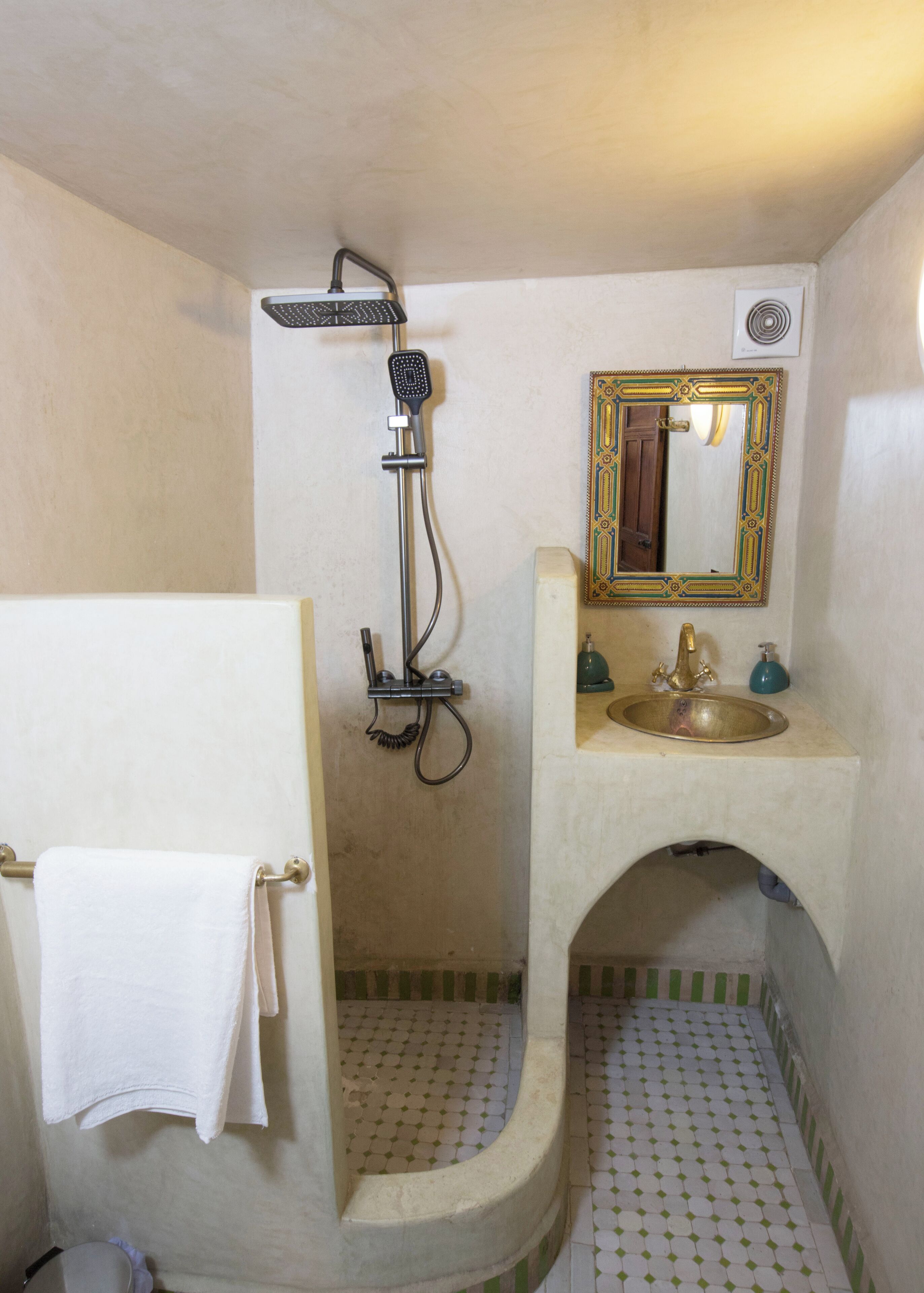 Chambre Double Luxe, balcon, vue cour intérieure | Salle de bain | Articles de toilette gratuits, sèche-cheveux, serviettes fournies, savon