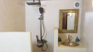 Chambre Double Luxe, balcon, vue cour intérieure | Salle de bain | Articles de toilette gratuits, sèche-cheveux, serviettes fournies, savon