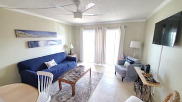 Condo, 2 Bedrooms | Living area