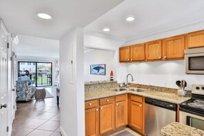 Appart'hôtel, 2 chambres | Cuisine privée