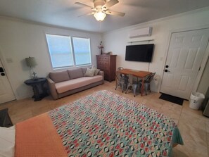 1 bedroom, free WiFi - Charming Beach Studio With Wifi & Beach Access 1 Bedroom Home (St. Augustine)