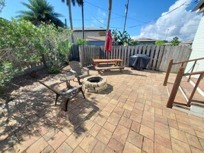 Outdoor dining - Charming Beach Studio With Wifi & Beach Access 1 Bedroom Home (St. Augustine)