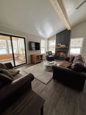 Smart TV, fireplace