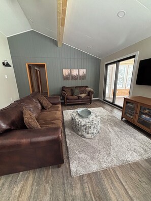 Smart TV - Newly renovated 4 season cozy 3 bedroom cottage steps from Lake Winnipeg (Gimli)