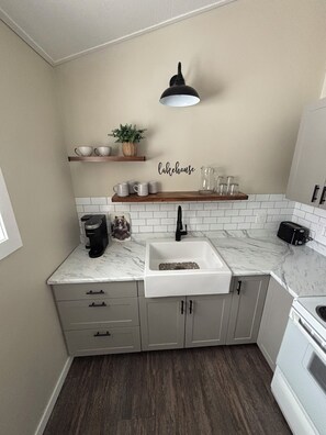 Private kitchen - Newly renovated 4 season cozy 3 bedroom cottage steps from Lake Winnipeg (Gimli)
