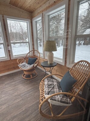 Interior - Newly renovated 4 season cozy 3 bedroom cottage steps from Lake Winnipeg (Gimli)