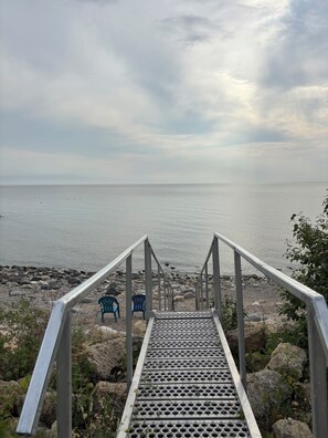 Property grounds - Newly renovated 4 season cozy 3 bedroom cottage steps from Lake Winnipeg (Gimli)