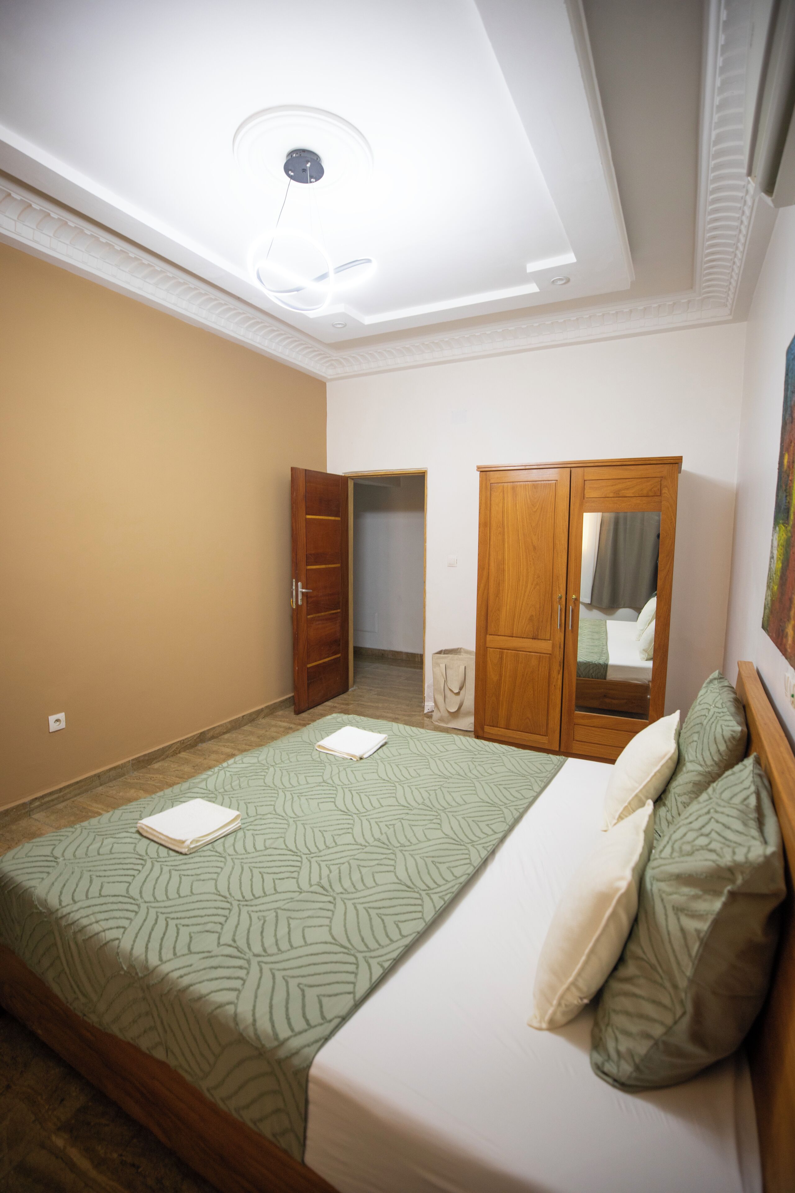 Een strijkplank/strijkijzer, wifi, beddengoed