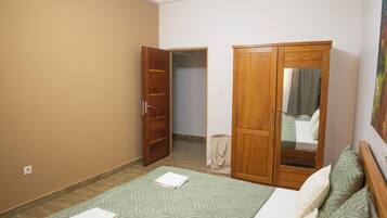 Een strijkplank/strijkijzer, wifi, beddengoed