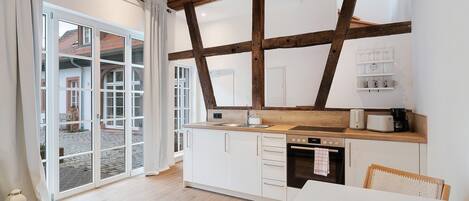 雪櫃、微波爐、焗爐、爐具