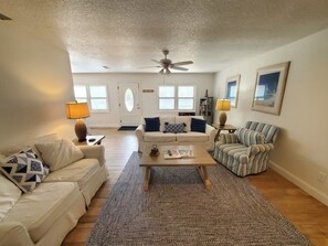Living area - Beach Cottage On C Street 3 Bedroom Home (St. Augustine)