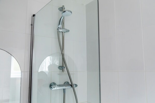 Secadora de cabello, toallas, jabón, papel de baño 