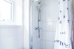 Secadora de cabello, toallas, jabón, papel de baño 