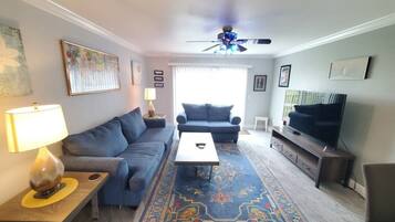 Condo, 2 Bedrooms | Living area