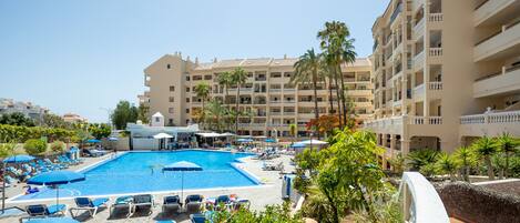 Utendørsbasseng og et oppvarmet basseng