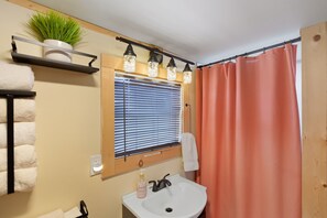 Bathroom - Blitzen - Reindeer Ranch At Round Top Cabin (Ledbetter)