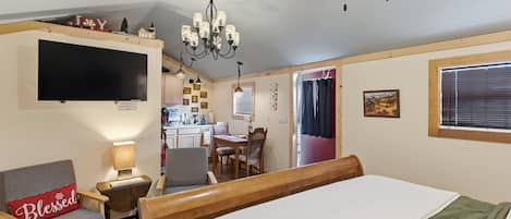 Studio | Laptop workspace, free WiFi