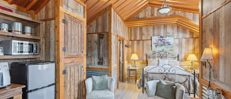 Studio | Laptop workspace, free WiFi