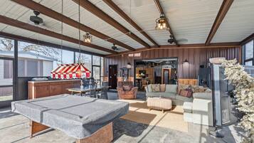 Studio | Outdoor dining