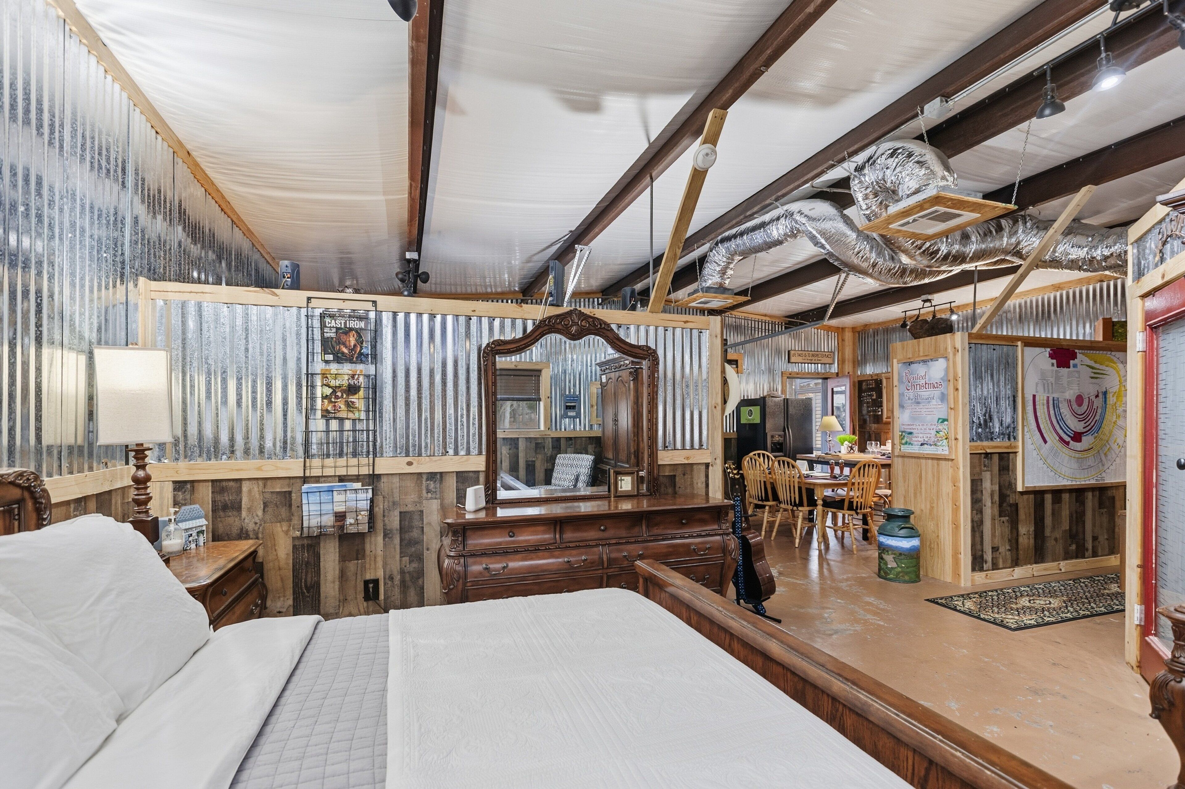 مساحة عمل للكمبيوتر المحمول ومكواة/لوح كي وواي فاي مجانًا