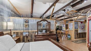 Studio | Laptop workspace, iron/ironing board, free WiFi