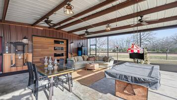 Studio | Outdoor dining