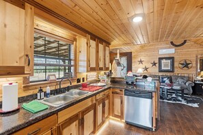 小屋, 2 间卧室 | 私人厨房 | 冰箱、烤箱、茶具/咖啡用具